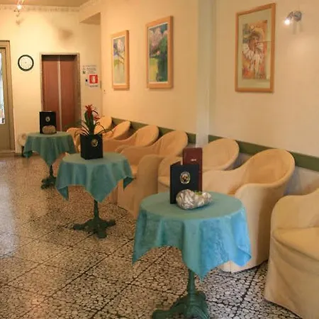 Modena Old Town מלון מאלצ'סינה