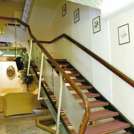 Modena Old Town 酒店